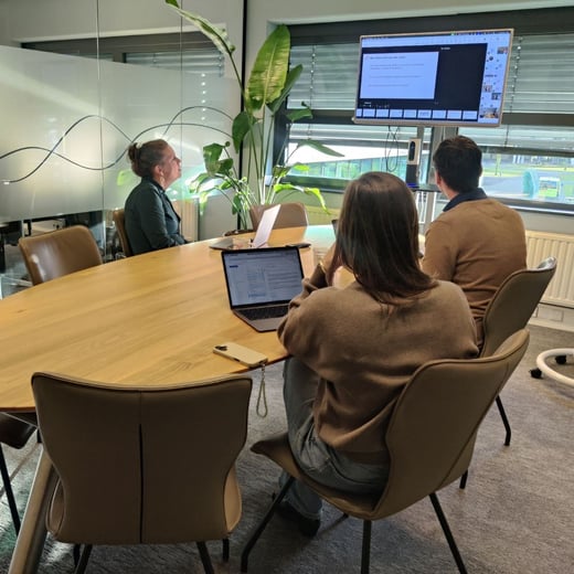 Hilde Nienhuis, Jeffrey van Putten en Immy Riethorst tijdens het online overleg met de research verpleegkundigen