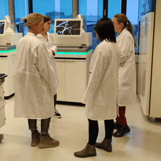 Bezoekers in het laboratorium krijgen rondleiding